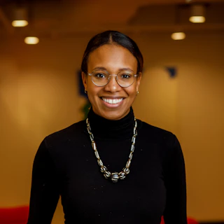 Erin Headshots 55 sq